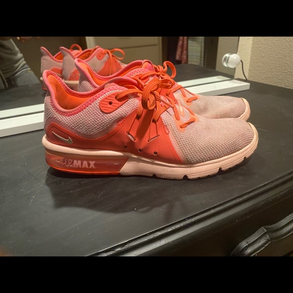 Pink women’s Nikes - Picture 3 of 3